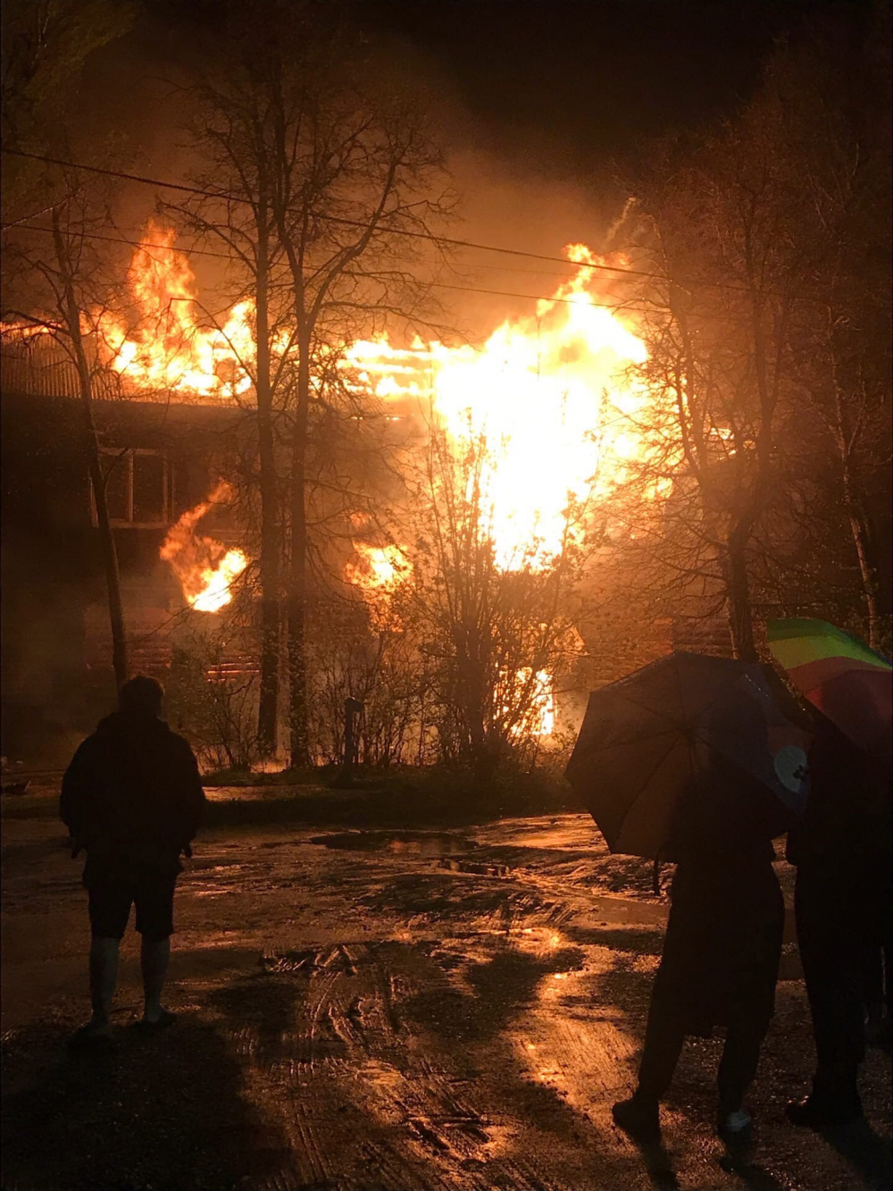 В Коврове на ул. Тургенева полыхал деревянный дом В Коврове на ул. Тургенева полыхал деревянный дом