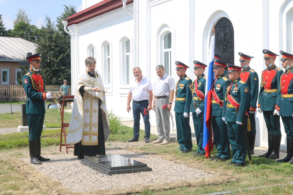 В Павловском открыли памятник генералу Леванидову