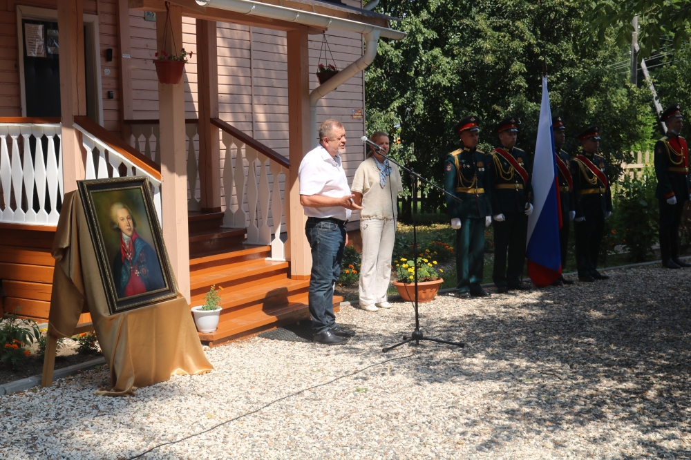 В Павловском открыли памятник генералу Леванидову