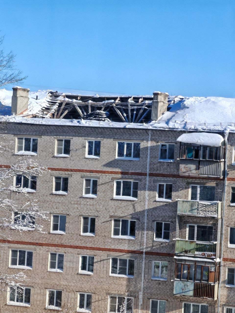 В Коврове под тяжестью снега рухнула крыша пятиэтажки В Коврове под тяжестью снега рухнула крыша пятиэтажки
